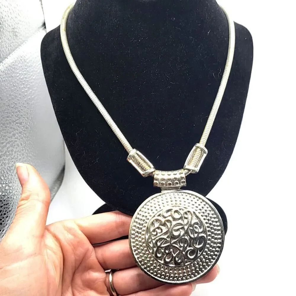 Gardenia Jewlery Large Silver Pendant Necklace Chunky Silvertone Metal Alloy 22"